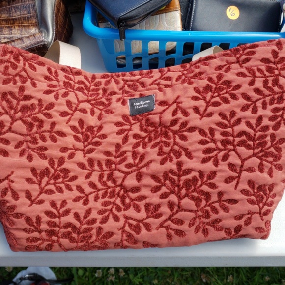 Lots of purses - Picture 2 of 6